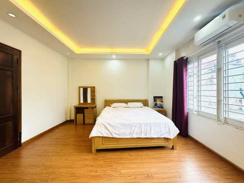 Bán nhà đẹp ở ngay Hào Nam 40m2, 4 tầng, ngõ 3 gác, thông tứ tung, 5.25 tỷ