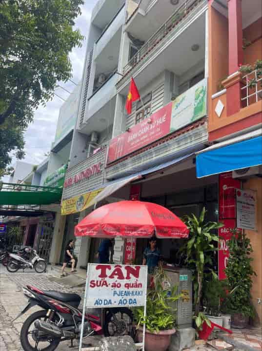 Bán nhà chính chủ 90m2 mặt tiền đường Bà Huyện Thanh Quan, ngã tư giao với Nguyễn Bá Lân.