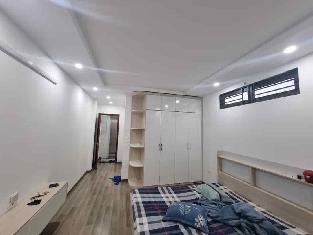 Bán nhà phố Giáp Bát, 40m2, 5 tầng, lô góc, thang máy, ô tô đỗ cửa, 6.8 tỷ