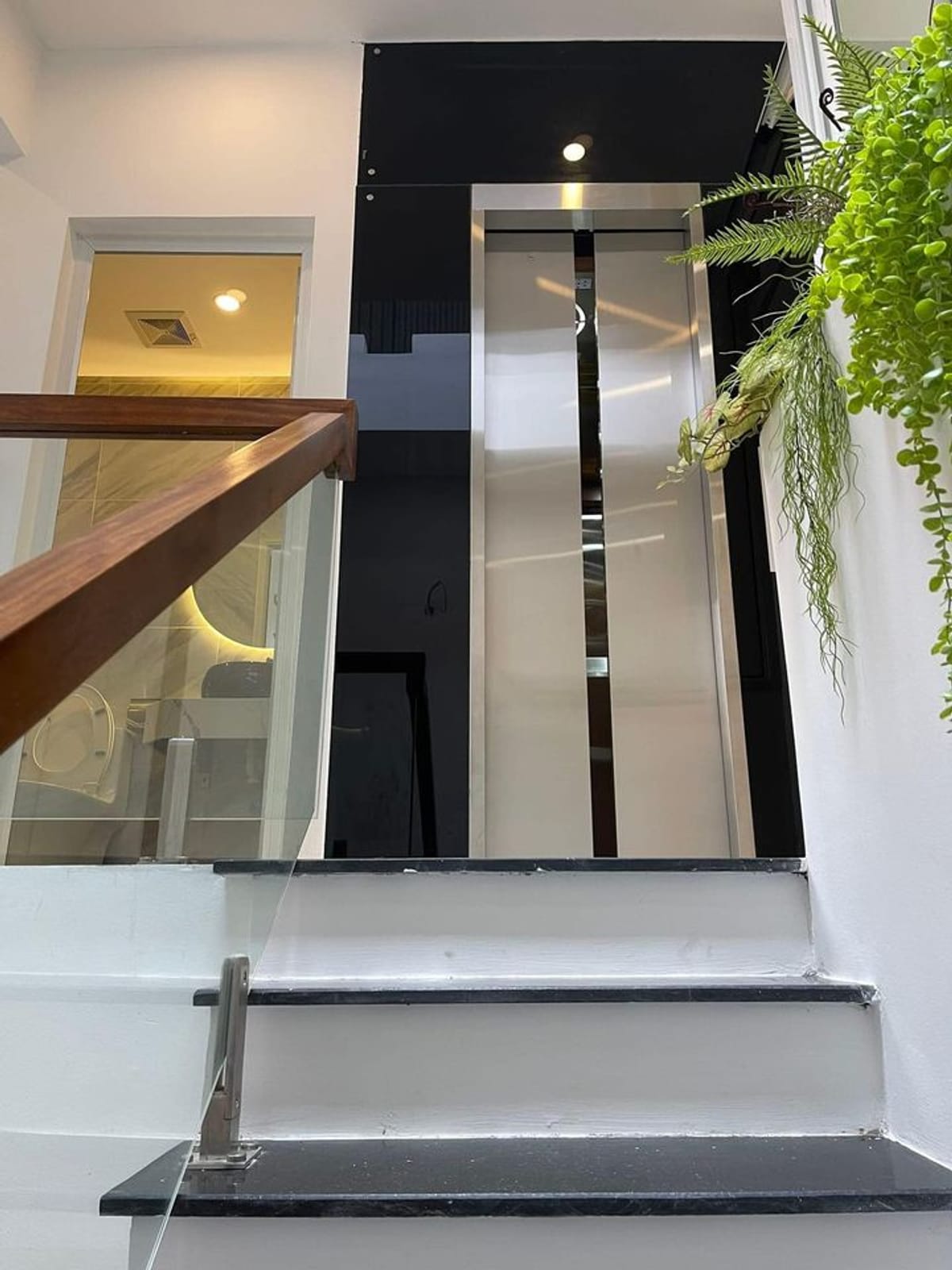 Kinh doanh văn phòng, nhà mới, thang máy, ô tô đỗ vào nhà, trung tâm Thanh Xuân