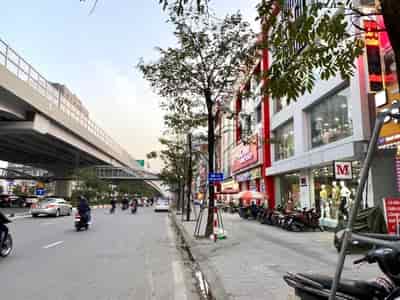 Chủ cần bán, mặt phố Phạm Văn Đồng, vị trí đắc địa, kinh doanh sầm uất