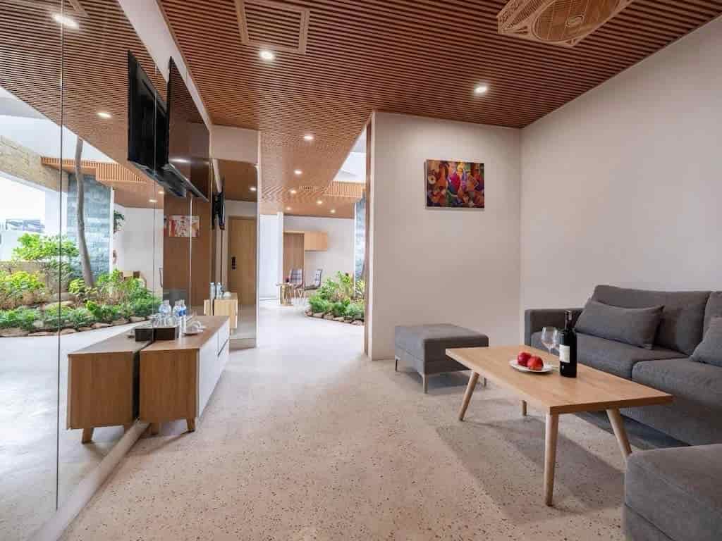 Bán tòa nhà apartment mặt phố Yên Hoa view bao trọn Hồ Tây thu nhập 600 triệu/năm