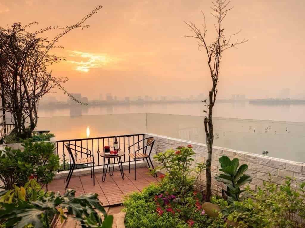 Bán tòa nhà apartment mặt phố Yên Hoa view bao trọn Hồ Tây thu nhập 600 triệu/năm