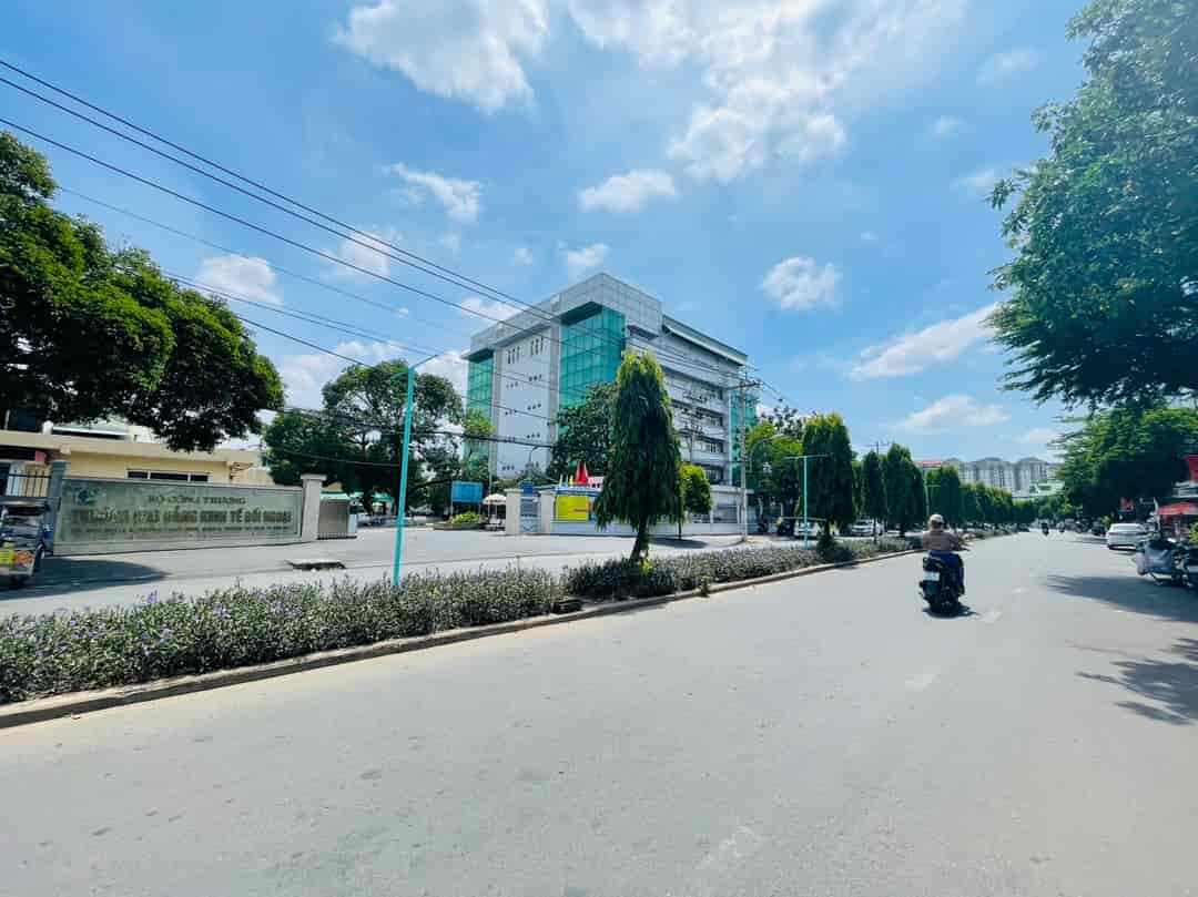 Bán nhà mặt tiền đại lộ III Phước Bình ngay CĐ Kinh Tế Đối Ngoại, Global City, 100m2 vuông đẹp