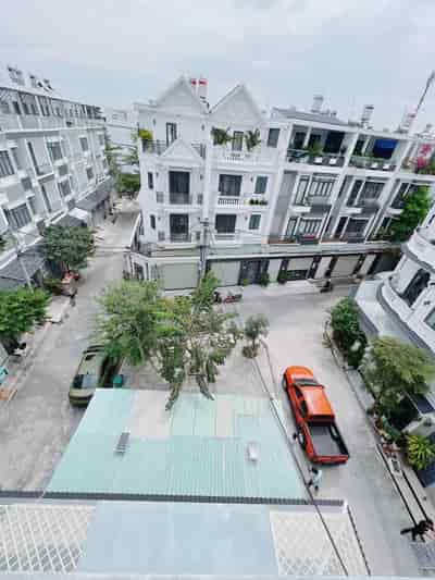 Bán biệt thự phố khu dân cư Petechim Phú Xuân, Nhà Bè, tặng full nội thất, SHR