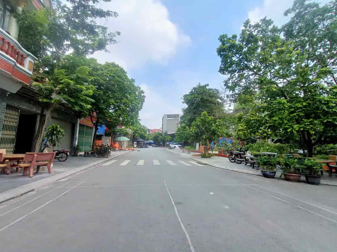 Diện tích 120m mặt tiền 5m vị trí víp nhất khu vực trục chính đường Nguyễn Văn Cừ