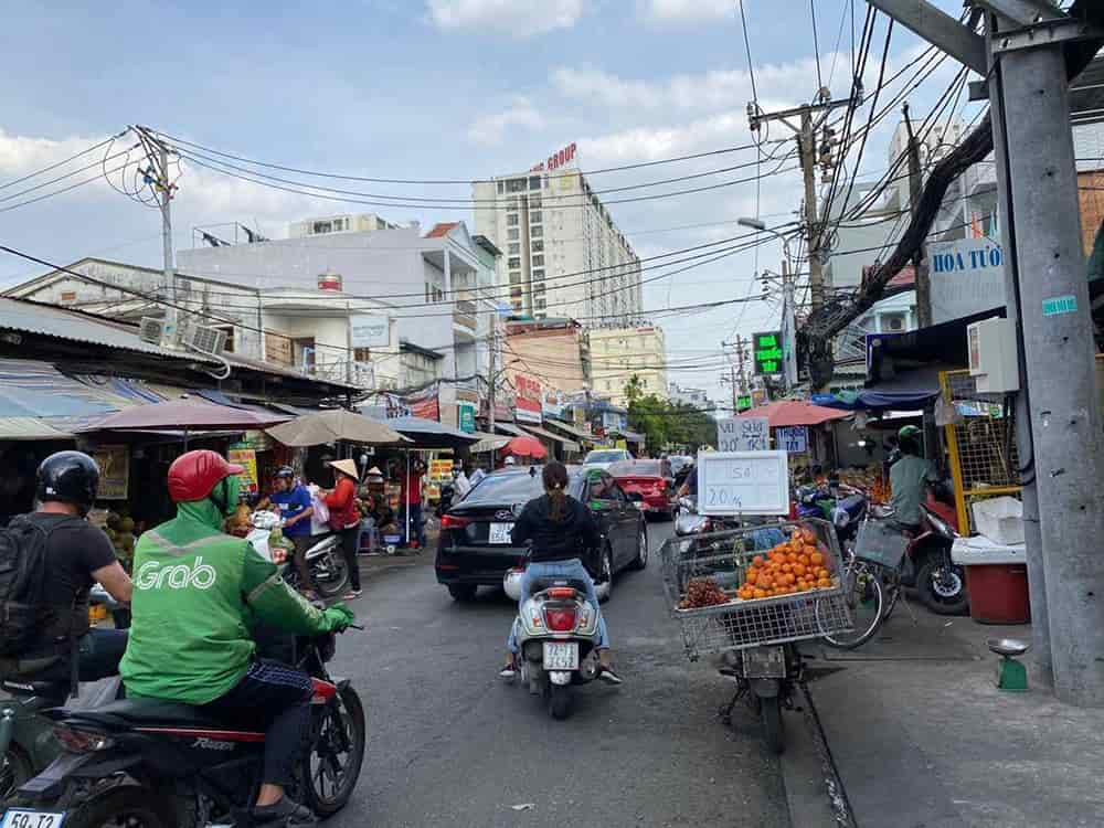 Nhà 3 tầng góc 2 mặt tiền chợ Đo Đạc, ngang 4.2m, sổ hồng hoàn công, giá siêu rẻ