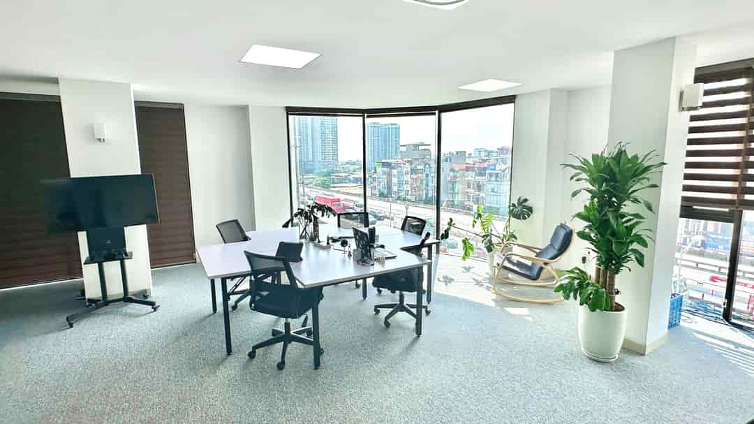 Sang nhượng văn phòng 120m2 full nội thất tại 111 Nguyễn Xiển, căn góc 2 mặt tiền