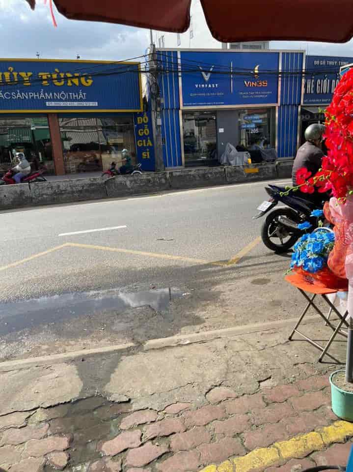 Cần sang nhượng lại mặt bằng bán hoa tươi vị trí con đường lớn xe cộ đông phường Thạnh Lộc quận 12.