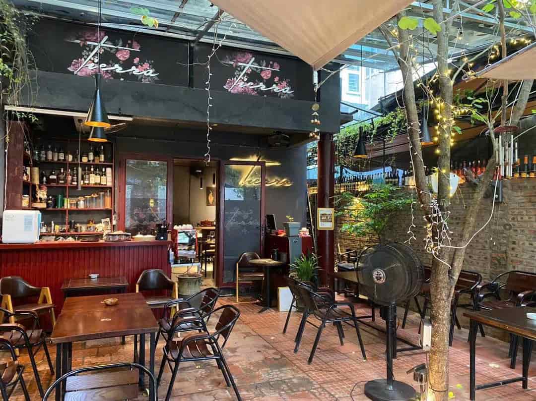 Nhượng cửa hàng café&nhà hàng trung tâm quận Hai Bà Trưng, vị trí đẹp, xung quanh nhiều văn phòng