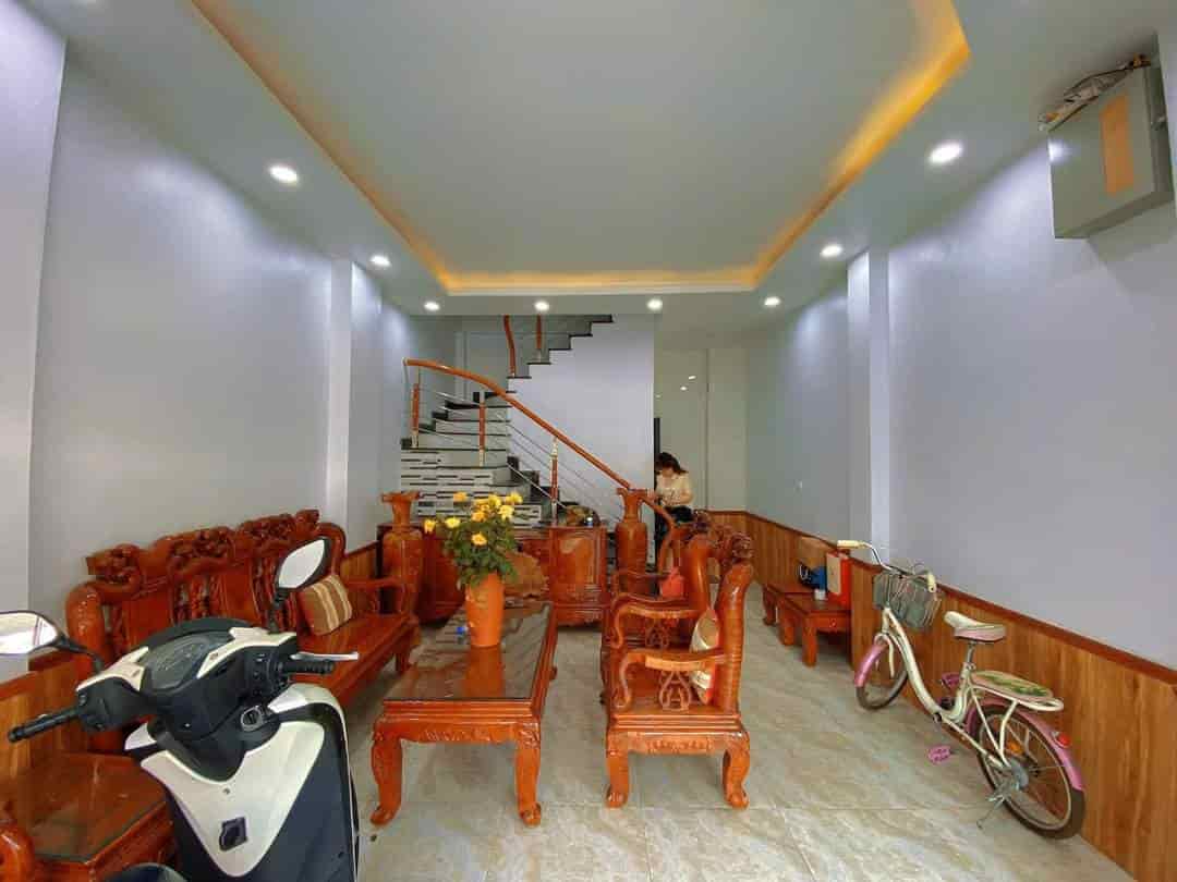 Bán nhanh căn nhà gân học viện Tài Chính, phố Lê Văn Hiến, 5 tầng, MT 4m