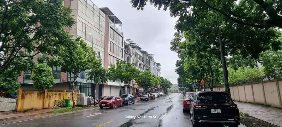 Bán nhằ mặt phố Lâm Hạ, Long Biên, kinh doanh, vỉa hè rộng, khu phố vip, 61m2, 2 tầng