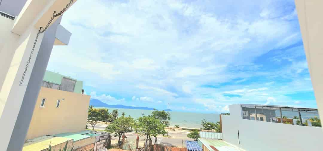 Sau lưng MT Nguyễn Tất Thành, ô tô đậu cửa, 70m2, 3 tầng thoáng, đẹp view biển