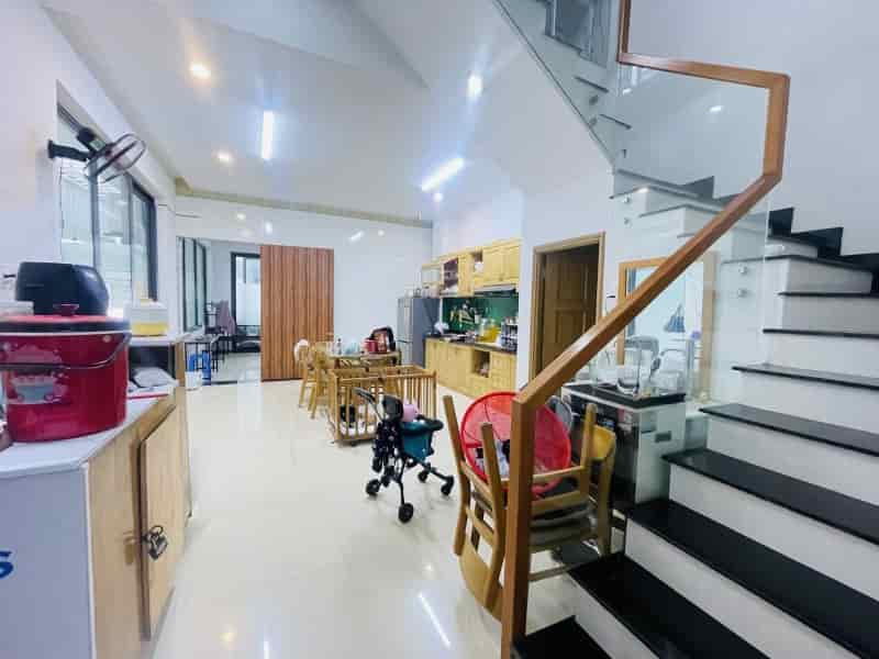 Mặt tiền Nguyễn Tri Phương, 230m2, 3 tầng như mới