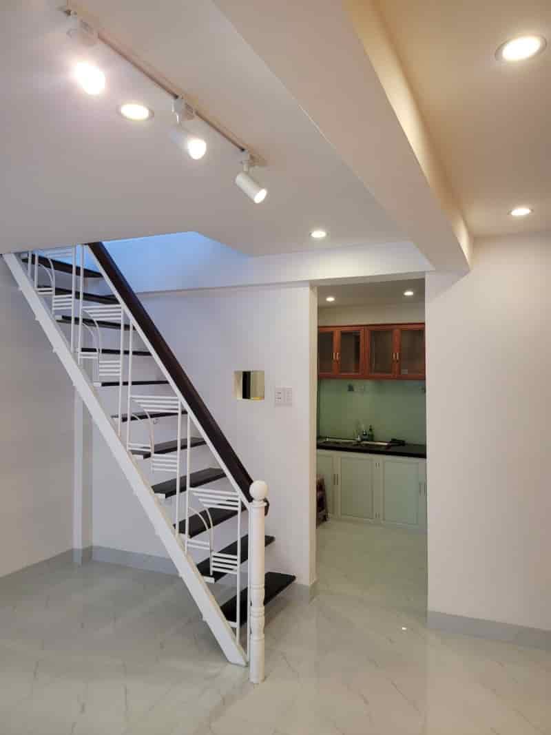 Nhà Nguyễn Hoàng gần MT, ô tô thông kinh doanh, 40m2, 2 tầng đẹp, 2.x tỷ