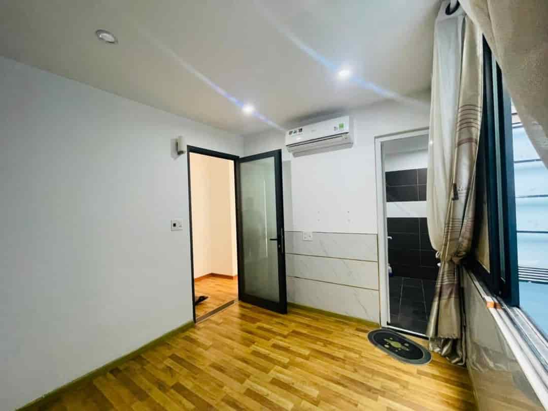 Nhà Nguyễn Văn Linh gần đường chính, 50m2, 2 tầng, 2.78 tỷ