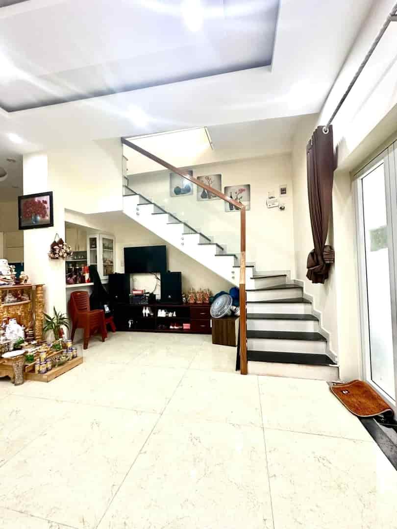 Nhà gần MT Nguyễn Hoàng, 43m2, 2 tầng, 2.x tỷ