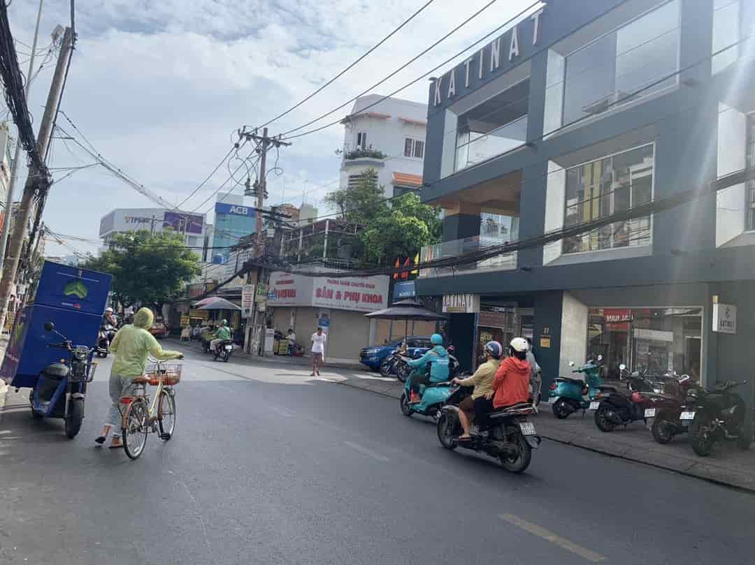 Bán nhà mặt tiền Tân Bình, góc Phạm Văn Hai, Lê Văn Sỹ, ngang 10m.