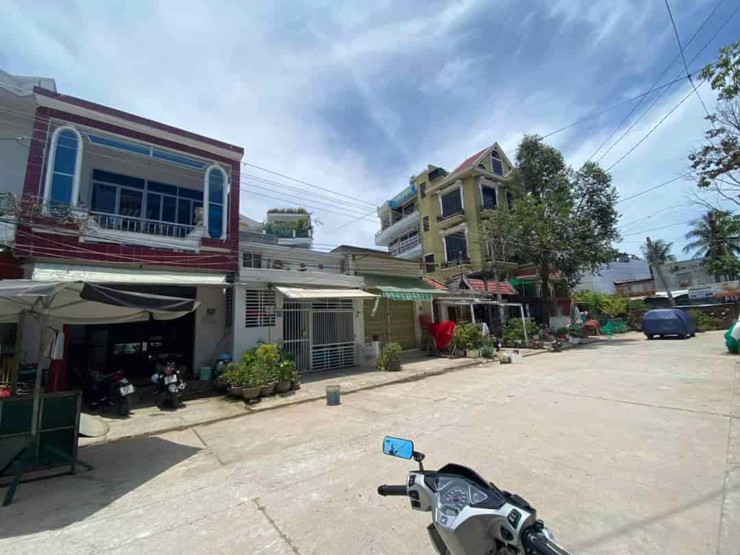 Bán nhanh nhà 2 mặt tiền Chợ Sơn Thủy, Ngô Đến, Vĩnh Phước, giá 2tỷ8