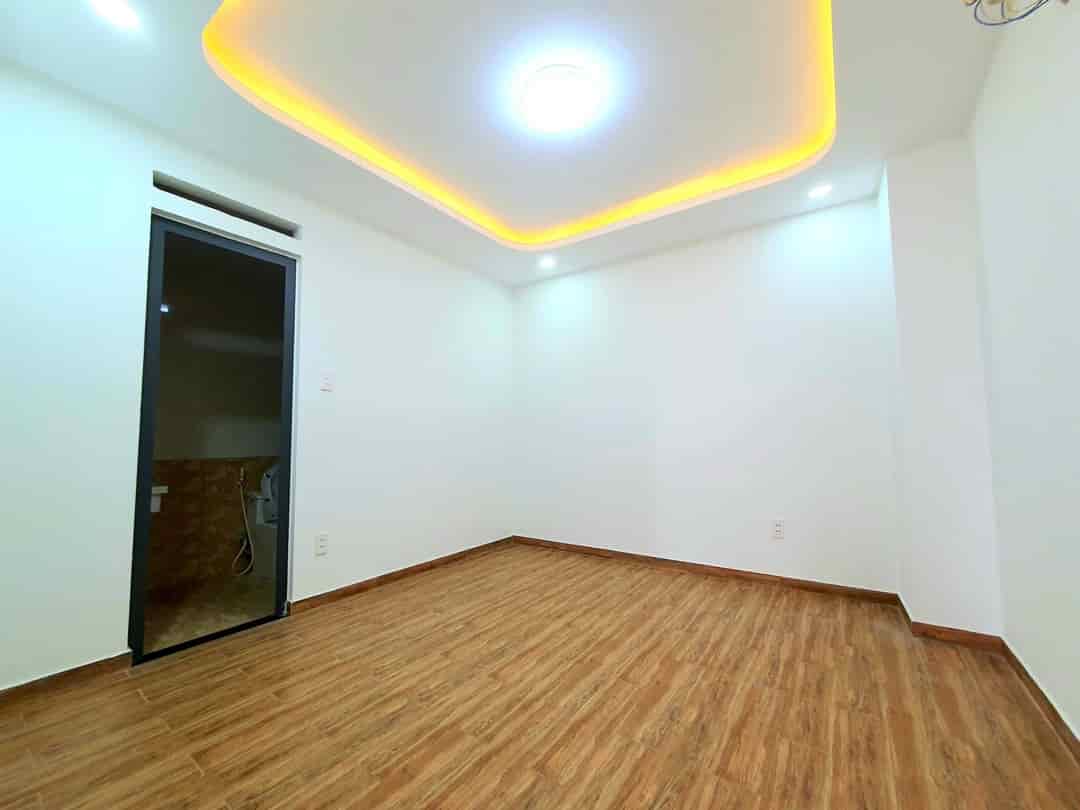 Bình Thạnh, p.5, ô tô sát mặt tiền, 40m2 ngang 5m, 4 tầng 4 phòng ngủ, giá hơn 9 tỷ.