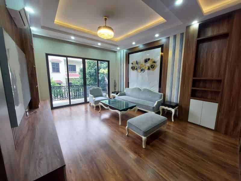Nhà 5 tầng đẹp Nguyễn Văn Cừ, full nội thất xịn, gara ô tô, DT 43m2, MT 4.2m, giá 7.1 tỷ.