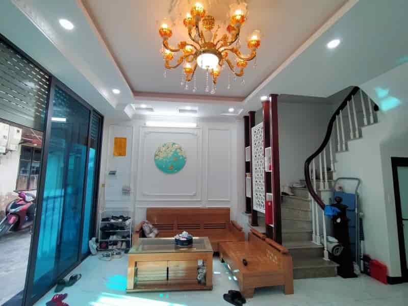 Chủ chuyển công tác bán nhà 5 tầng Giang Biên, ngõ ô tô full nội thất 31m2, giá 3.x tỷ