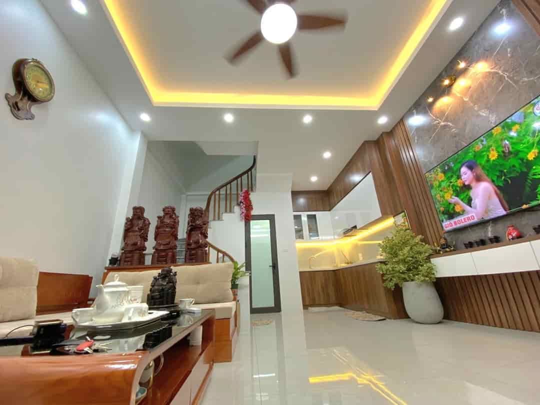 Nhà đẹp ở ngay TĐC Giang Biên, full nội thất, view vườn hoa, 68m2, 4T, MT 4.2m, giá hơn 11 tỷ