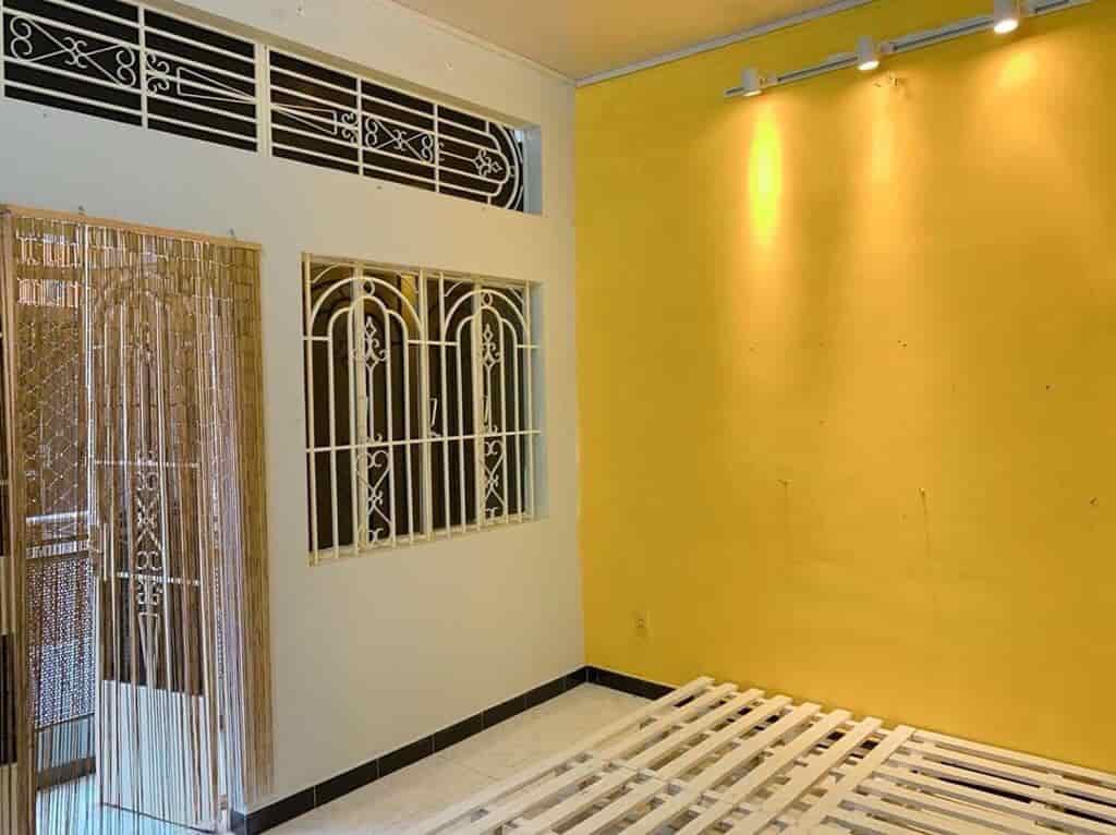 Bán nhà đường Hoàng Văn Thụ, 52m2, 3 tầng, 2pn chỉ nhỉnh 3tỷ.