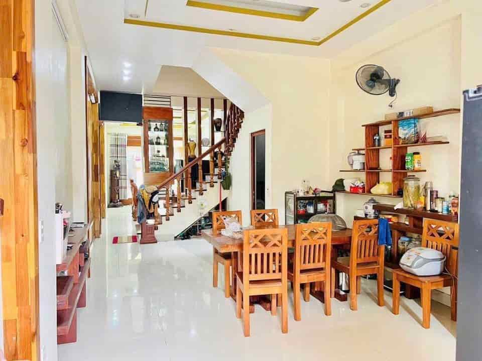 Bán nhà Ngô Quyền 50m2, 4 tầng, giá 8.2 tỷ, ở ngay, phân lô, ô tô tránh, tiện ích