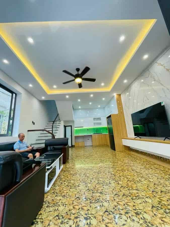 Bán nhà Đống Đa, Vũ Ngọc Phan, 62m2 mt 5m, gía 8,9 tỷ, có bãi gửi ô tô