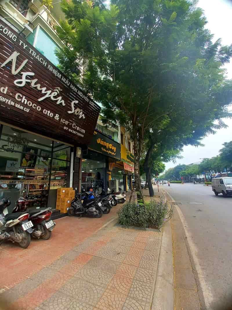 Mặt phố Nguyễn Văn Cừ, mặt tiền rộng, vỉa hè 4.5m, kinh doanh sầm uất