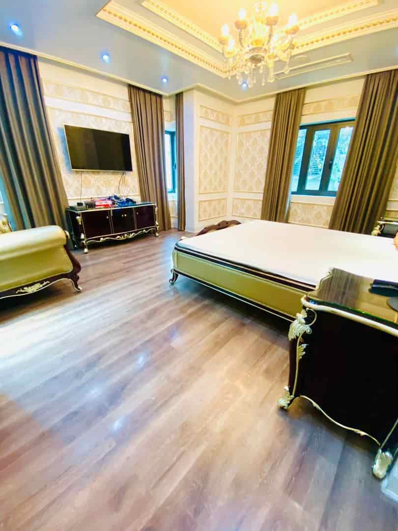 Biệt thự vip kđt Dịch Vọng, 268m2 4T mt 16m, siêu đẹp tặng nội thất 20 tỷ, chỉ 72 tỷ