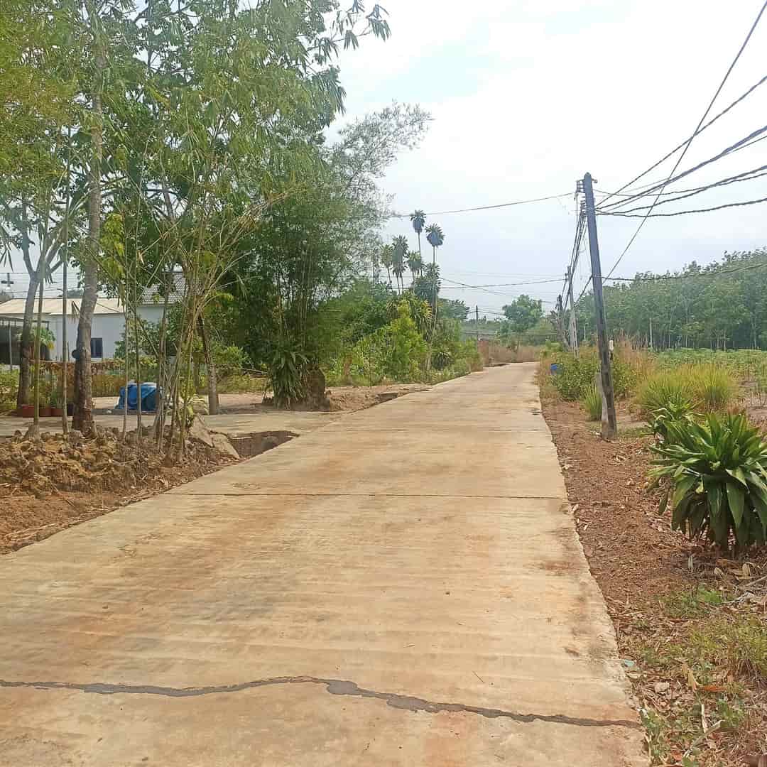Cần bán hơn 300m2 đất thổ cư ở tx Chơn Thành giá 2xx
