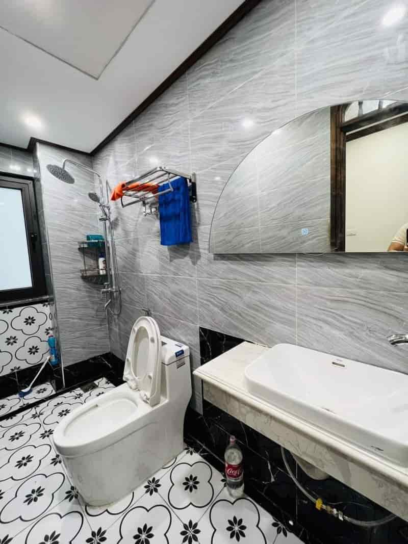 Tôi cần bán nhà ngõ 132/42 Cầu Giấy, 32m2, 6 tầng, 15 triệu/tháng.