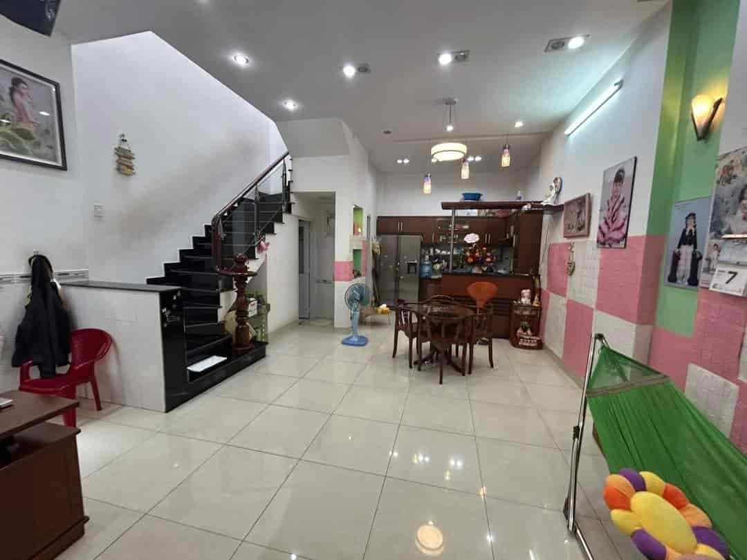 Nhỉnh 4 tỷ, nhà 2 tầng đẹp, 62m2, ngang 5.3m, Hương Lộ 2, Bình Trị Đông A, Bình Tân