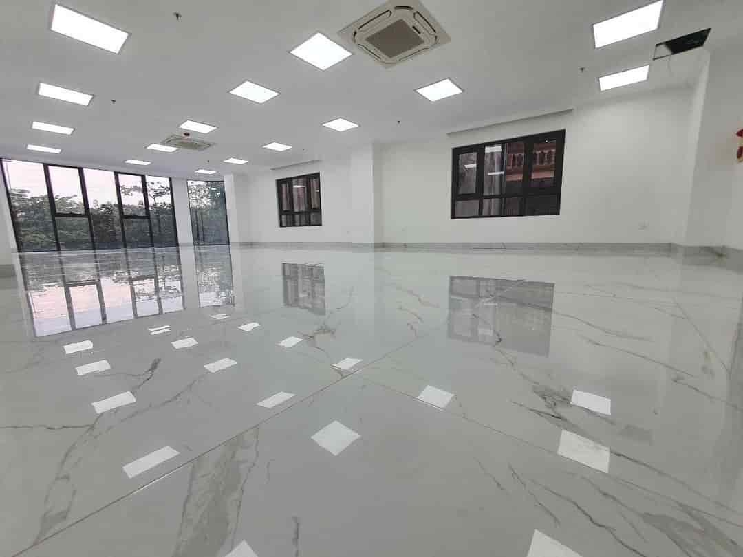Toà nhà văn phòng Hoàng Quốc Việt, 125m, 9 tầng, mặt tiền 6.2m, vỉa hè, ô tô tránh