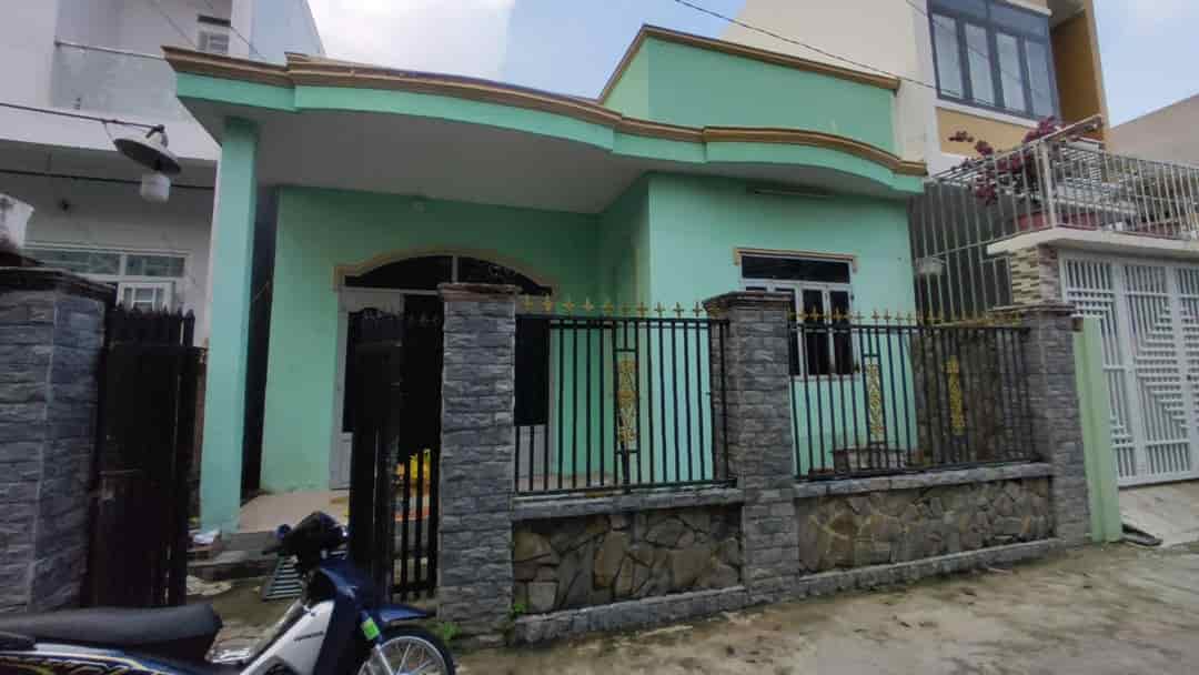 Chính chủ bán đất tặng nhà cấp 4 tại hẻm 385 đường Lê Hồng Phong, p.Phú Hòa, Tp.Thủ Dầu 1