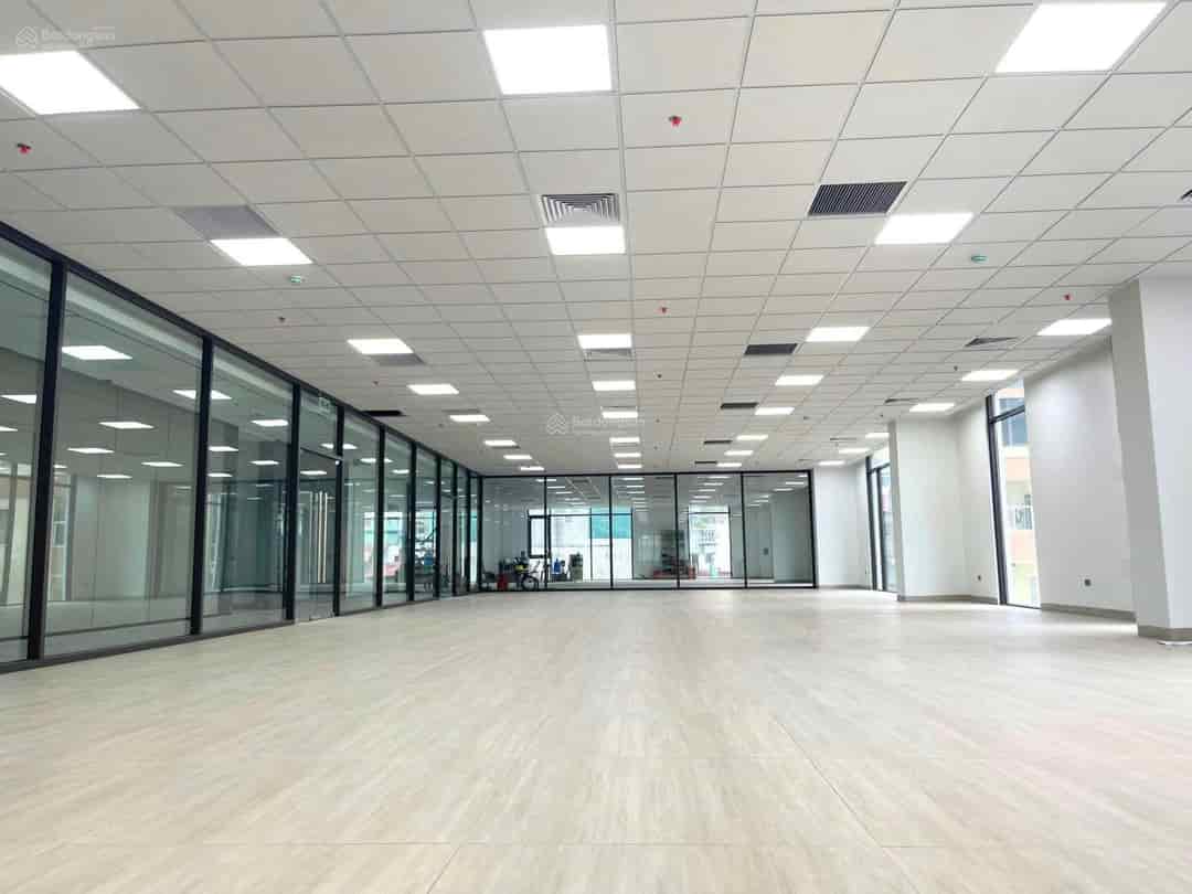 Cho thuê văn phòng 120m2 mặt phố Đội Cấn, Ba Đình, 26 triệu/tháng, có chỗ để ô tô