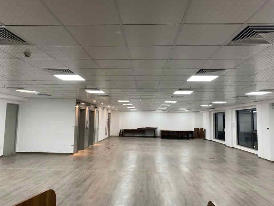 Cho thuê văn phòng 120m2 mặt phố Đội Cấn, Ba Đình, 26 triệu/tháng, có chỗ để ô tô