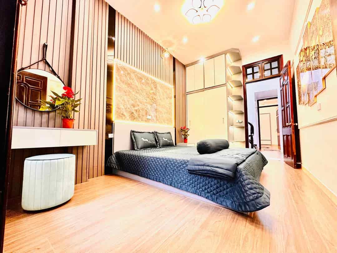 A chính chủ nhà 3 tỷ phố Nguyễn Văn Linh, LB, HN 42m2, 3t, nhà mới koong, ô tô kề, trường chợ, hồ, ở sướng, kk trong