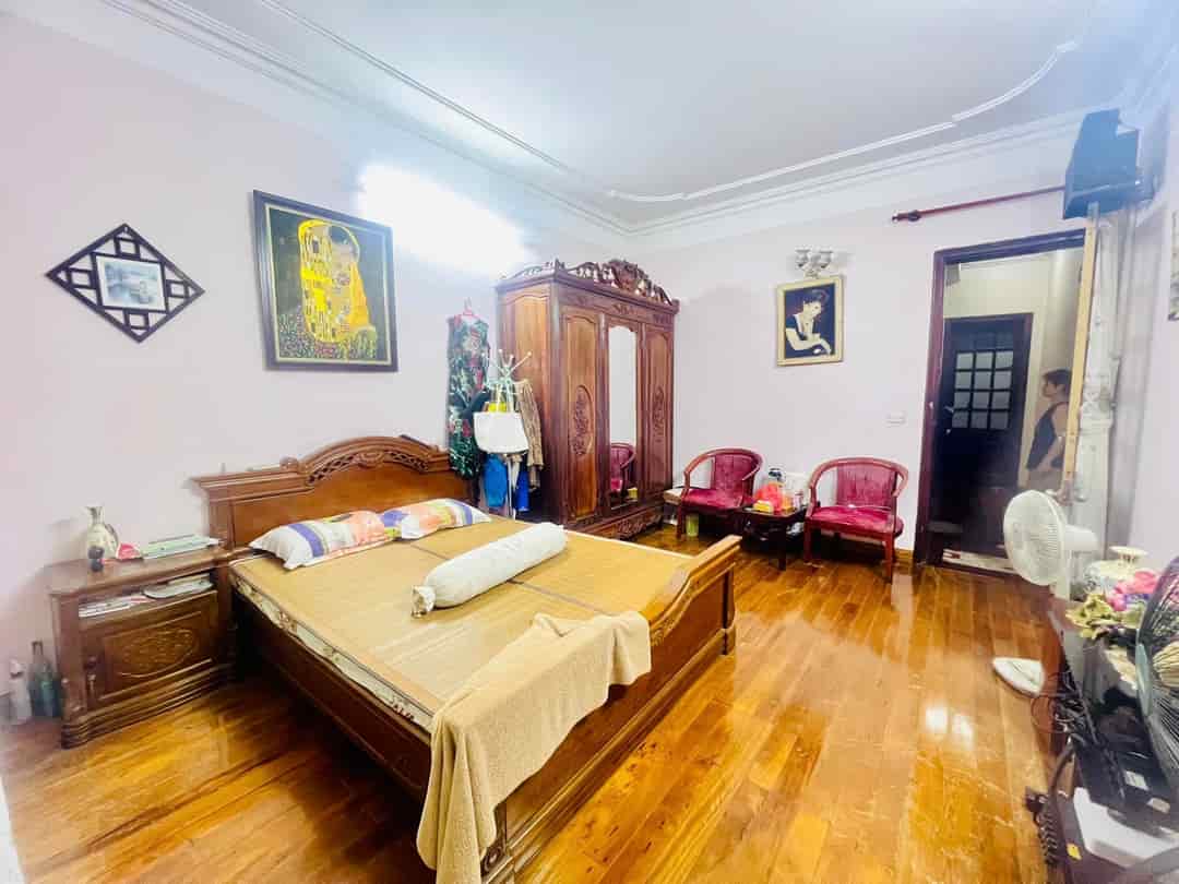 Hiếm! Bán nhà Hàng Điếu, 82m2, 3 tầng, mặt tiền 3.3m, 15.6 tỉ, phù hợp kinh doanh homestay, appartment