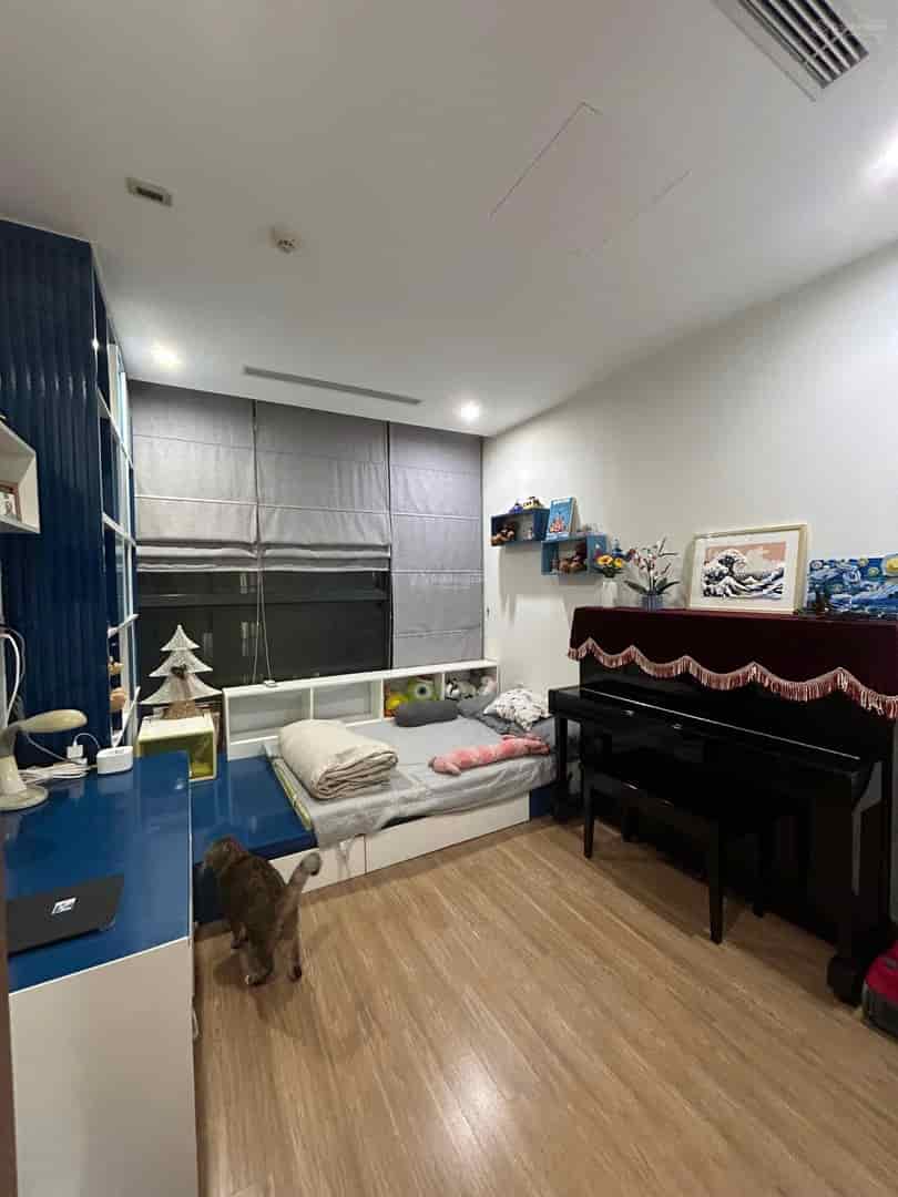 Bán căn hộ siêu đẹp full nội thất, DT 91m2, 3PN, 2WC tại chung cư Vinhomes SkyLake, view hồ đẹp