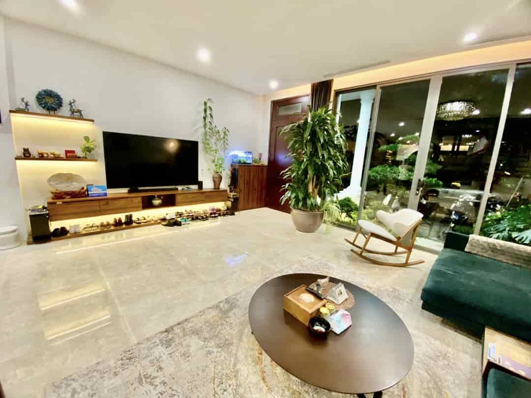 Nhà cực đẹp Minh Khai, gara ô tô, thang máy, 70m2, 6 tầng, MT 5.6m lô góc 2 thoáng