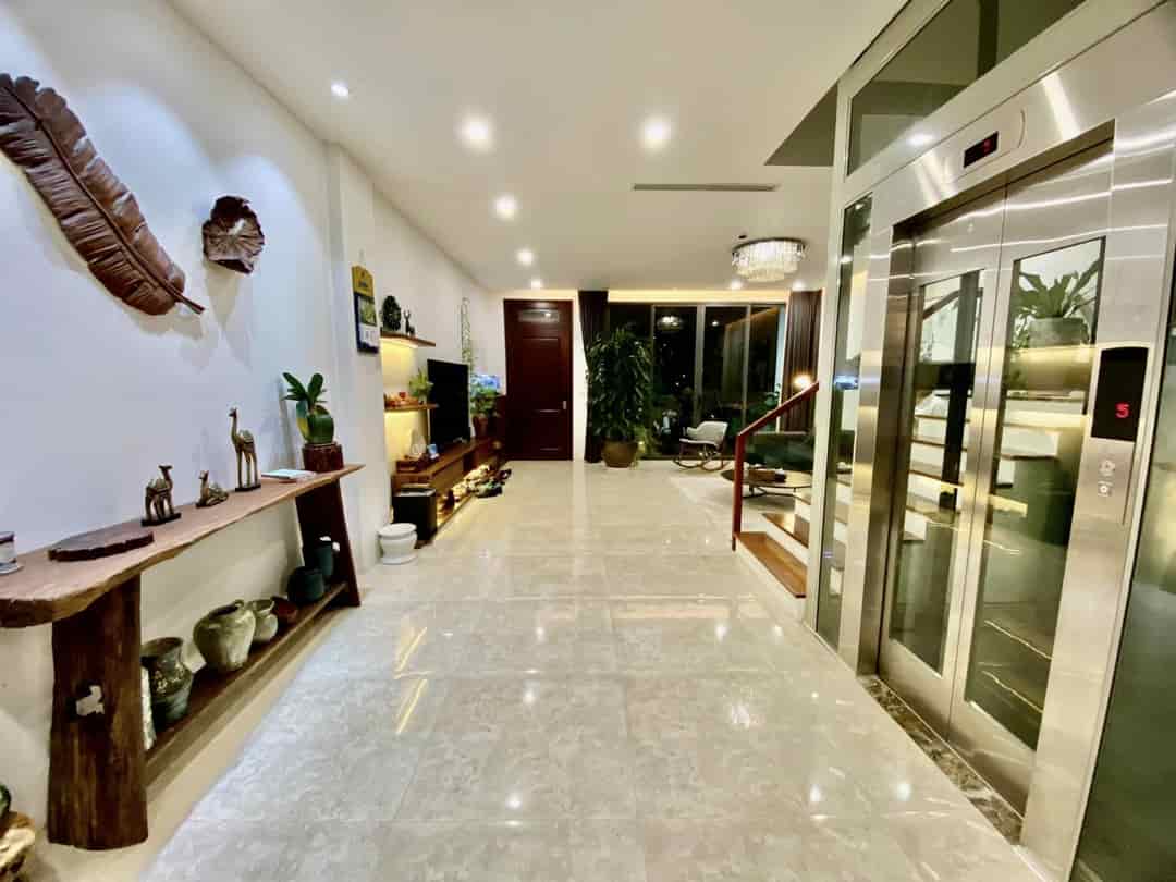 Nhà cực đẹp Minh Khai, gara ô tô, thang máy, 70m2, 6 tầng, MT 5.6m lô góc 2 thoáng