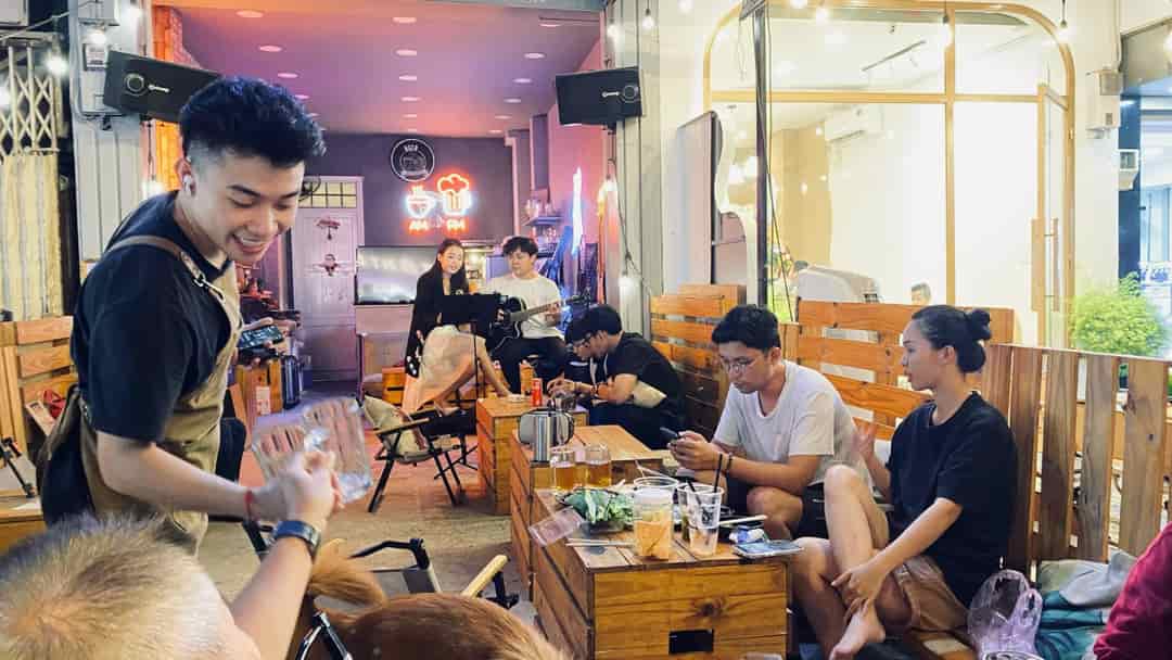 Quận 10, sang Quán Cafe Acoustic, Beer ,MT đường lớn sầm uất Quận 10, có 3 phòng