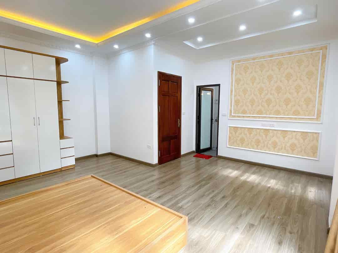 Bán nhà Lạc Long Quân, Cầu Giấy, 44m2, 5 tầng, 2 thoáng, sân cổng riêng