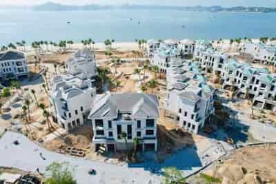 Bán căn biệt thự mặt  biển chạm cát Grand Bay Villas mặt biển Hạ Long, sở hữu lâu dài giá chỉ 31 tỷ/căn