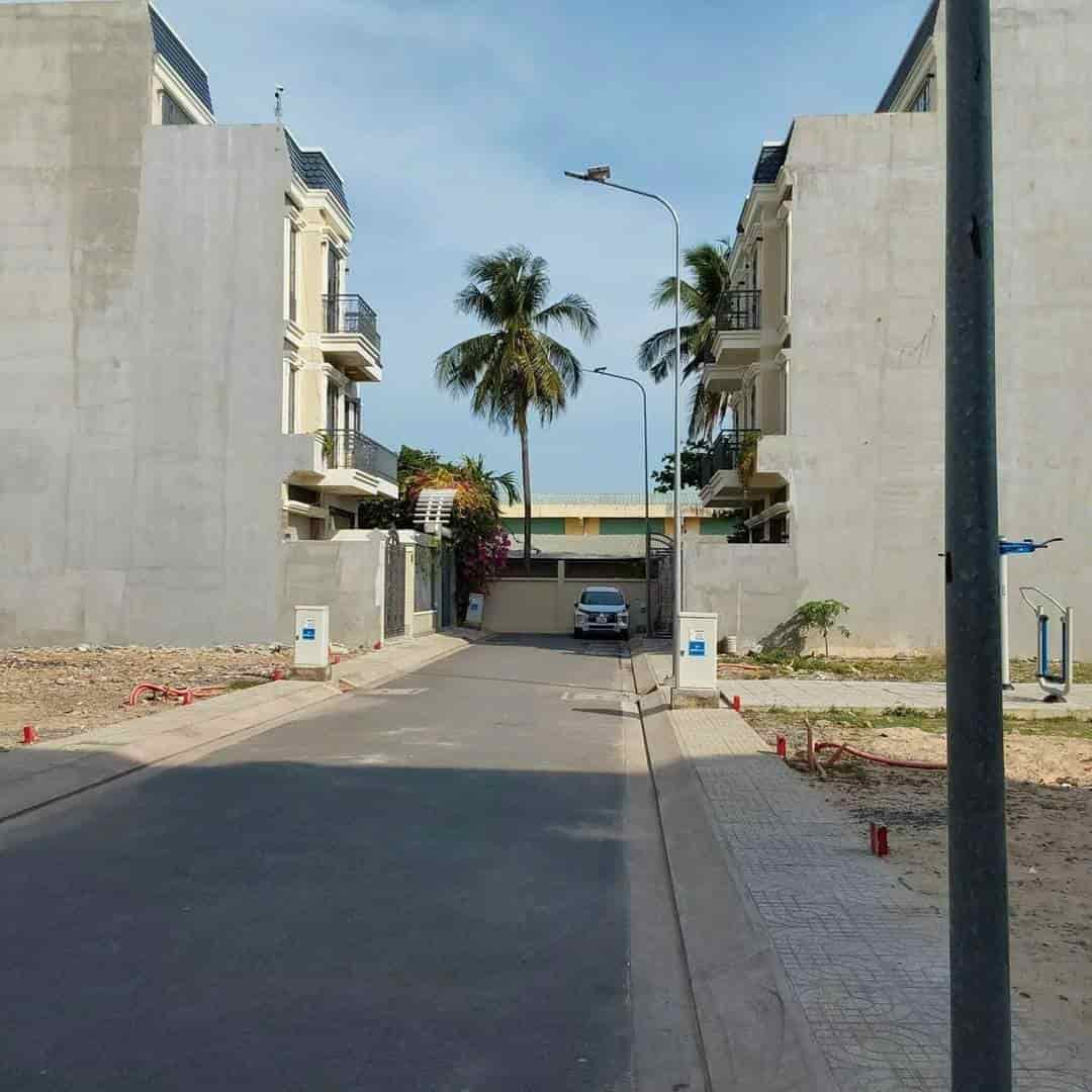 Bán lô đất đường Nguyễn Văn Tạo gần trạm y tế Hiệp Phước, Nhà Bè, diện tích 100m2, giá 1 tỷ 350 tr