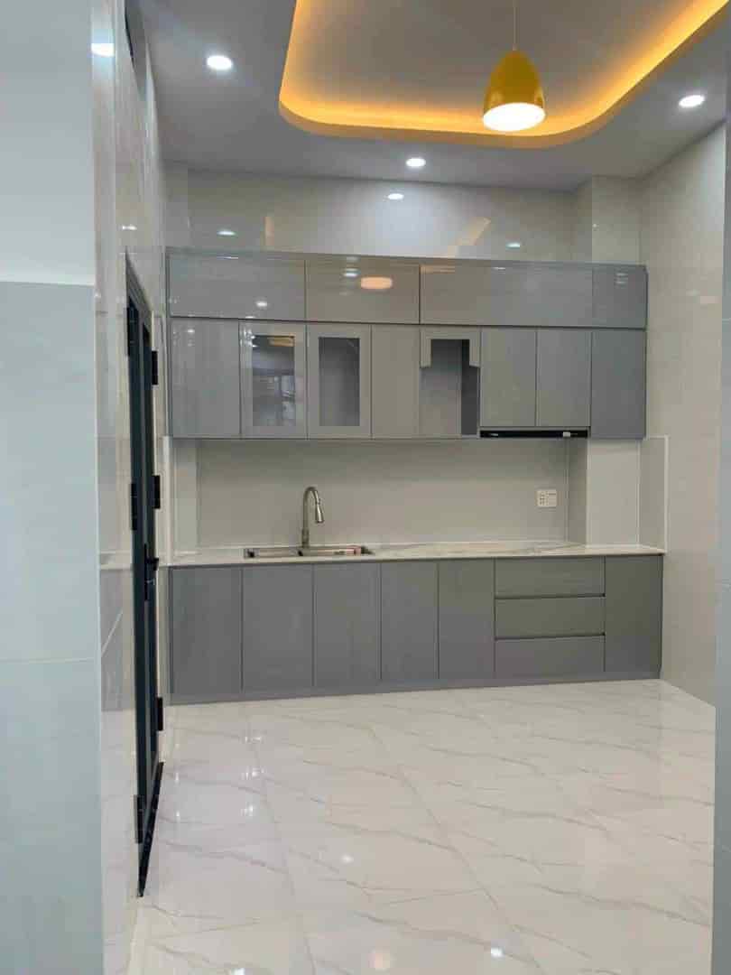 Nhà đẹp Bình Tân, 30m2, HXH, chỉ 2 tỷ nhỉnh