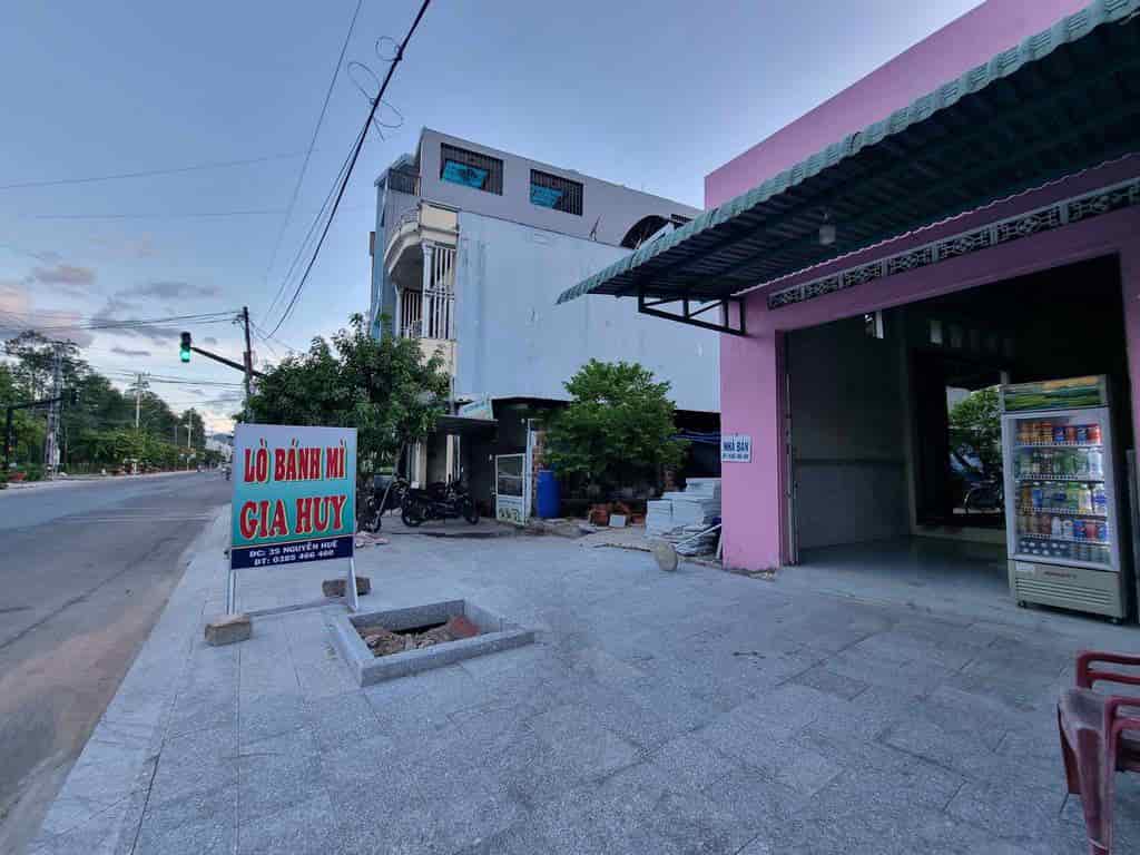 Cần bán nhà vị trí trung tâm Tt Phú Phong kinh doanh sầm uất.